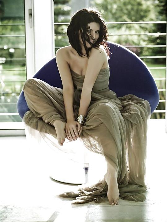 24P Laura Pausini Feet