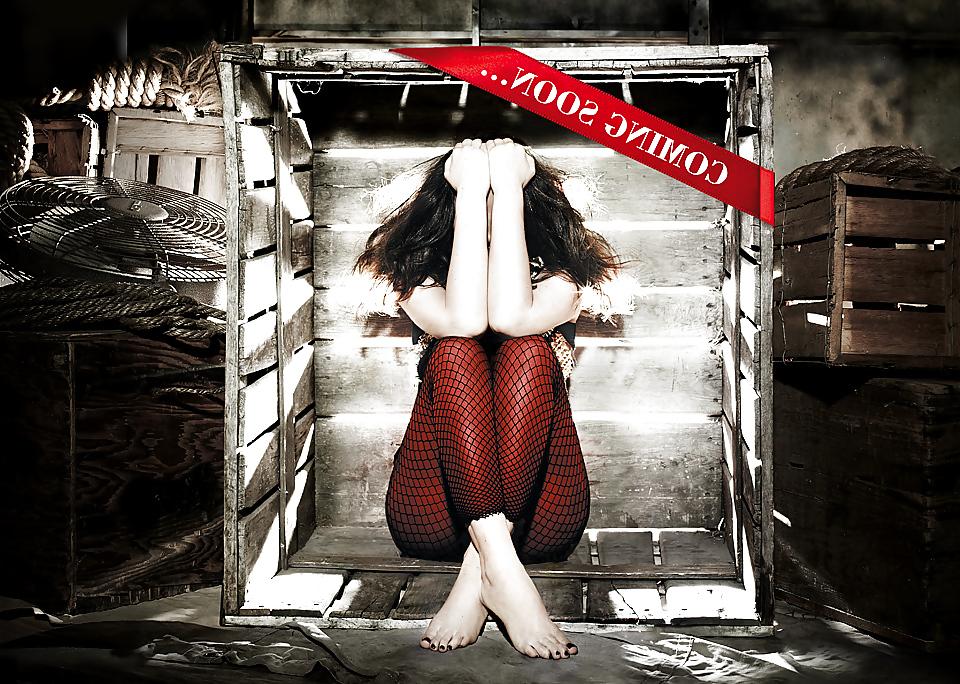24P Laura Pausini Feet
