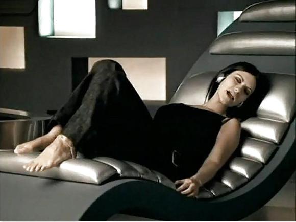 24P Laura Pausini Feet