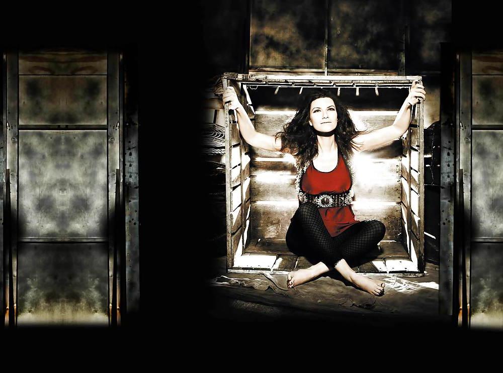 24P Laura Pausini Feet