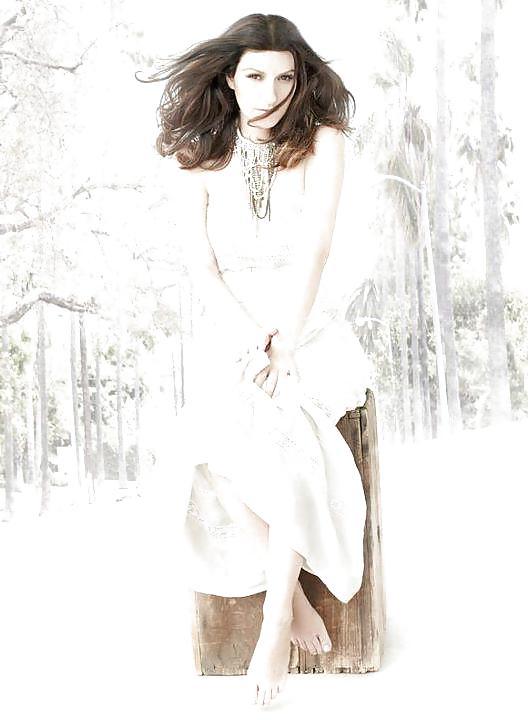 24P Laura Pausini Feet