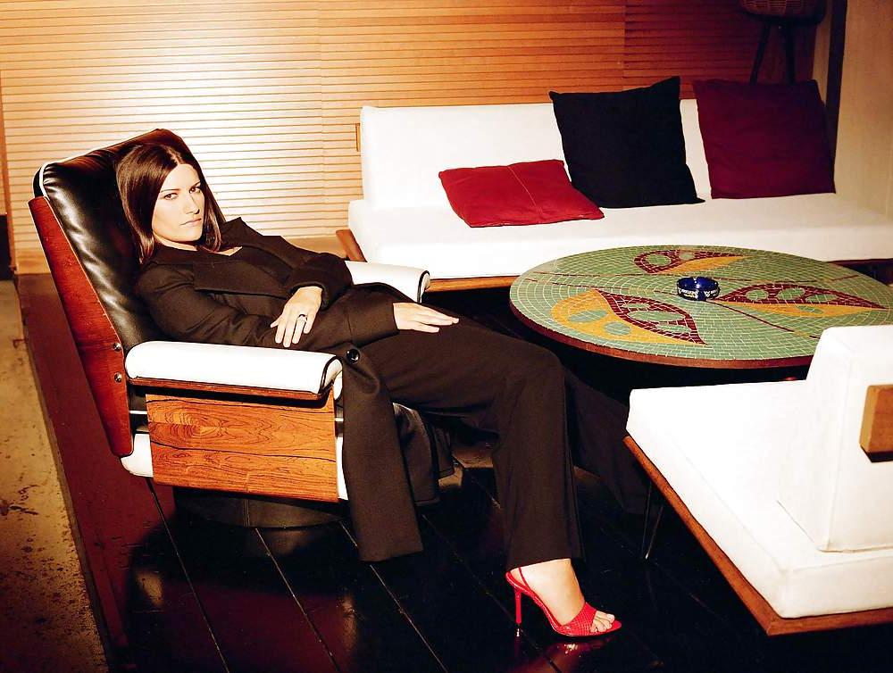 24P Laura Pausini Feet