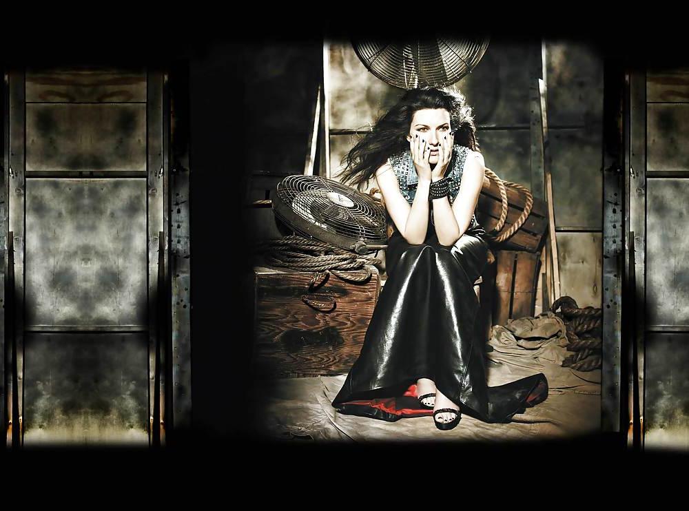 24P Laura Pausini Feet