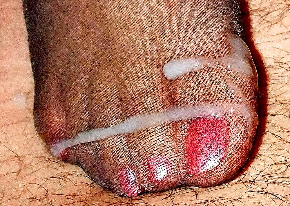 25P Beautiful female feet and footjobs