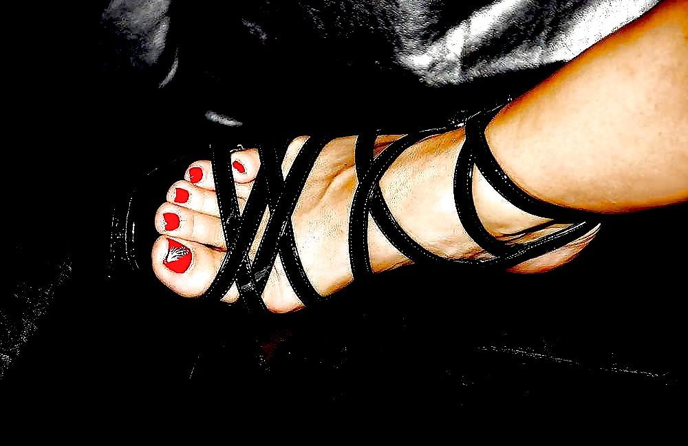 25P Beautiful female feet and footjobs