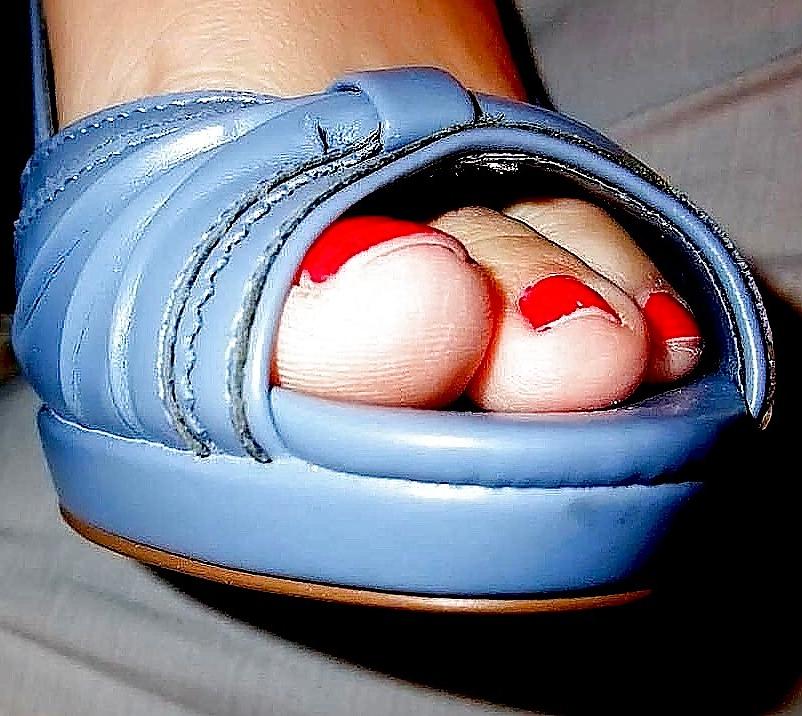 25P Beautiful female feet and footjobs