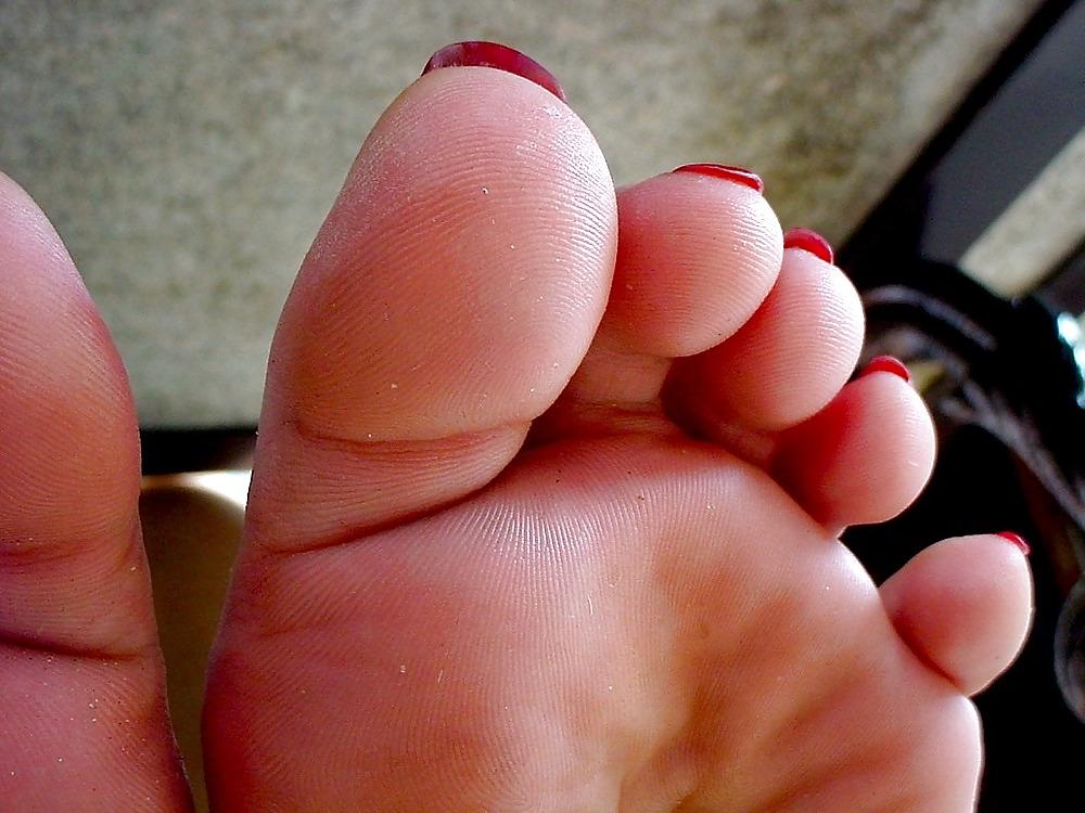 25P Beautiful female feet and footjobs