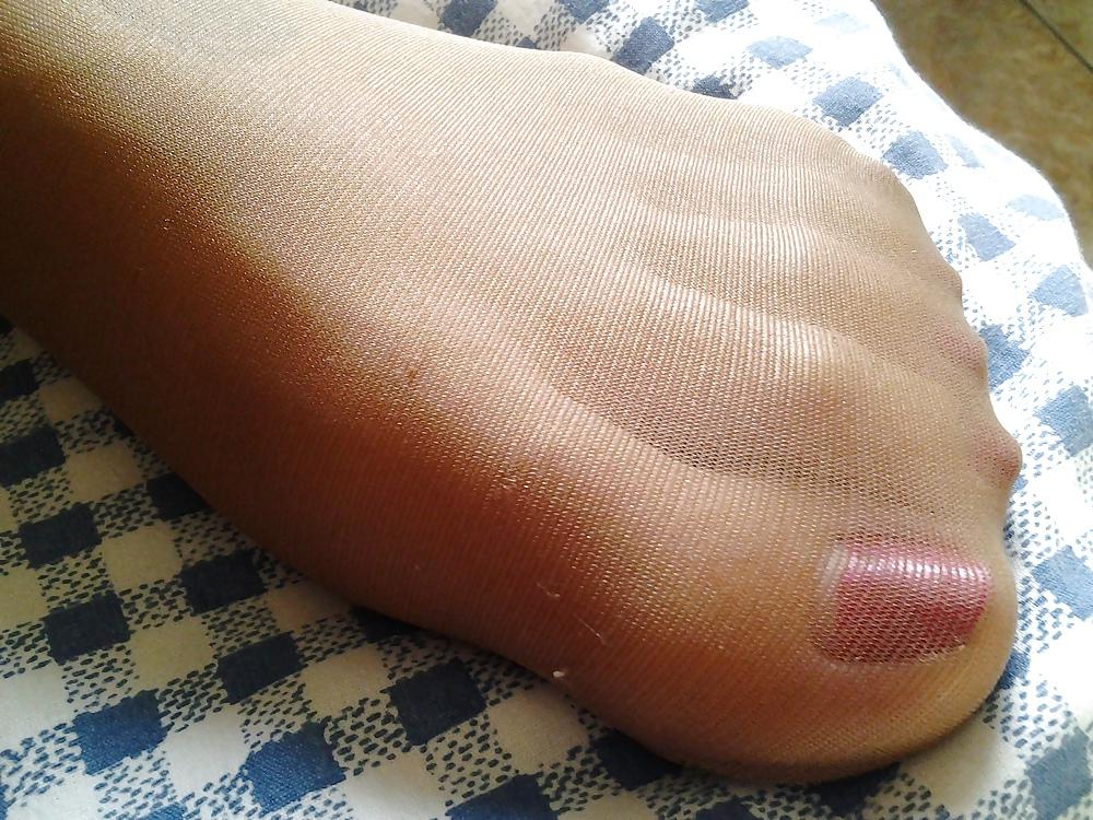 14P Suntan pantyhose feet