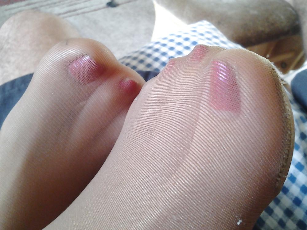 14P Suntan pantyhose feet