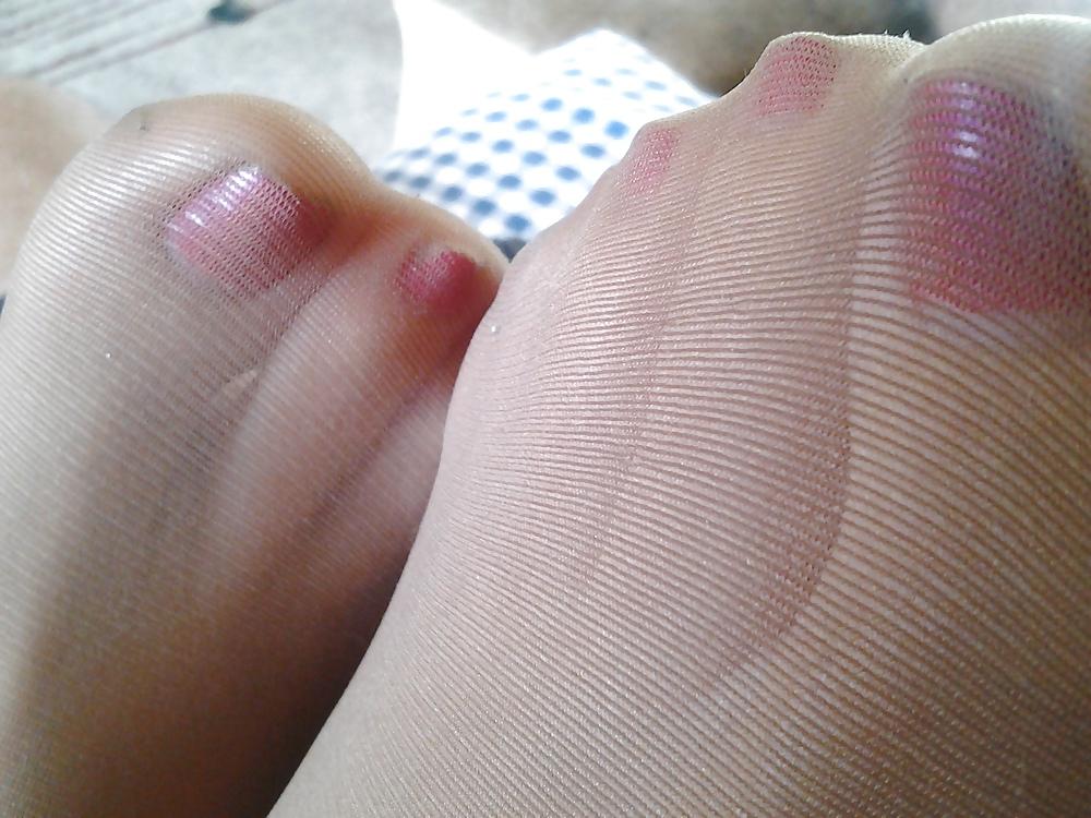 14P Suntan pantyhose feet