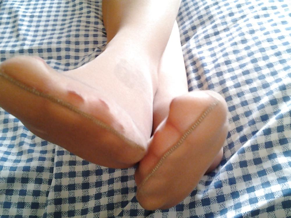 14P Suntan pantyhose feet
