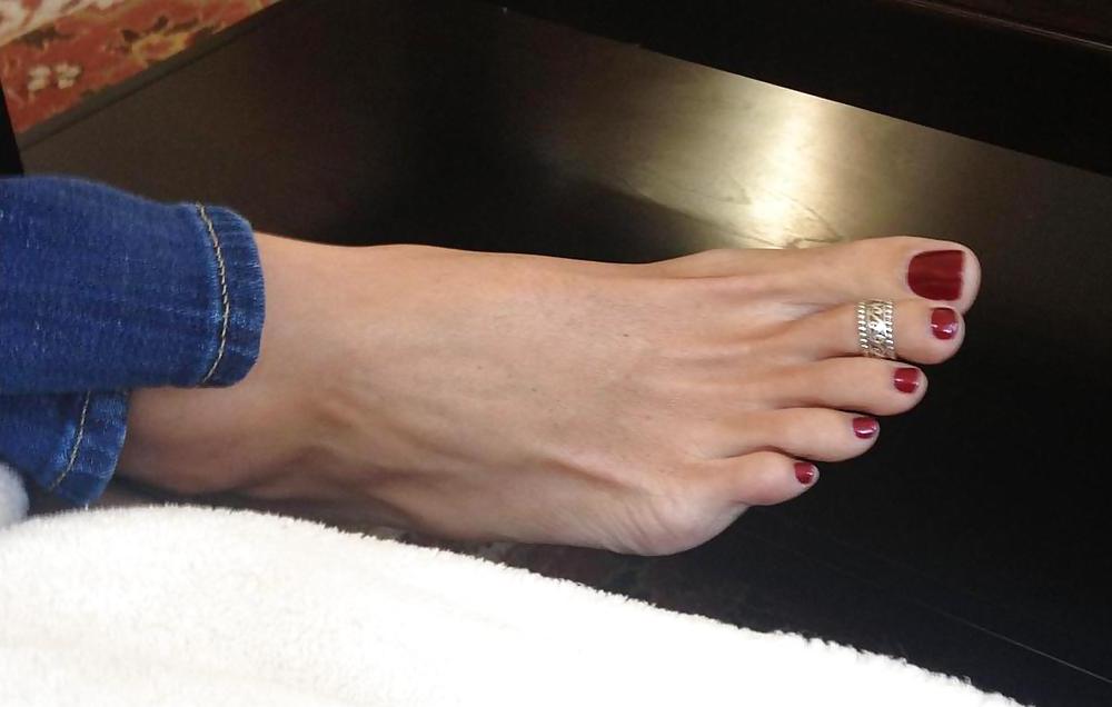 25P Feet, toes, heels, arches, asses, and more feet!