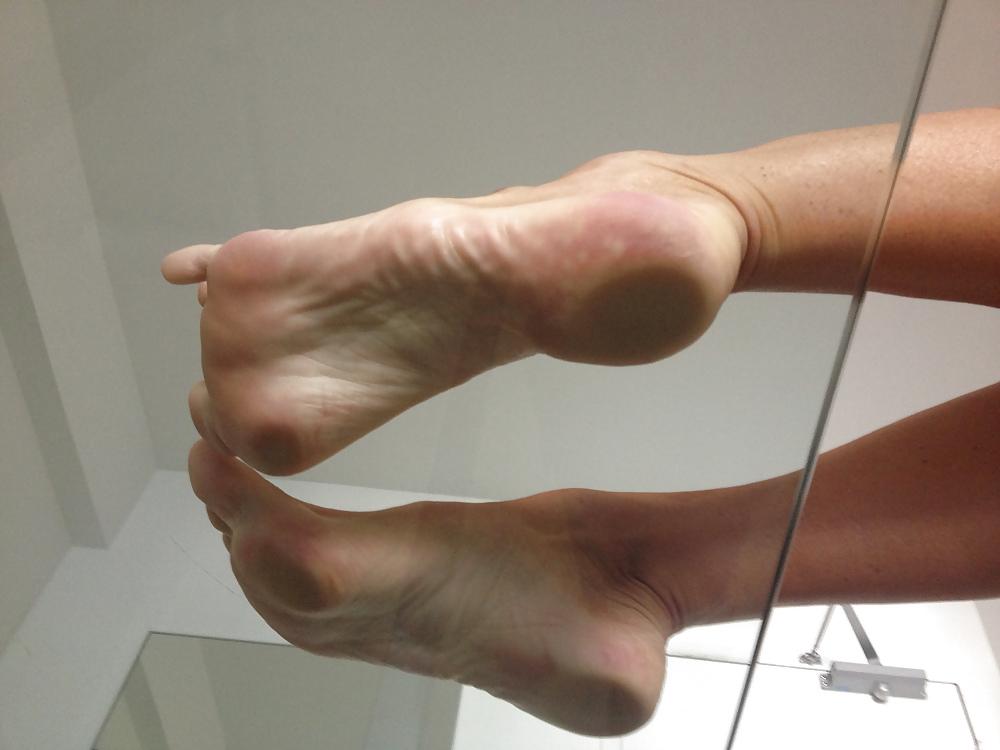 25P Feet, toes, heels, arches, asses, and more feet!
