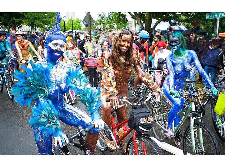 25P Nude Painted Ladies in Public Fetish Gallery 5