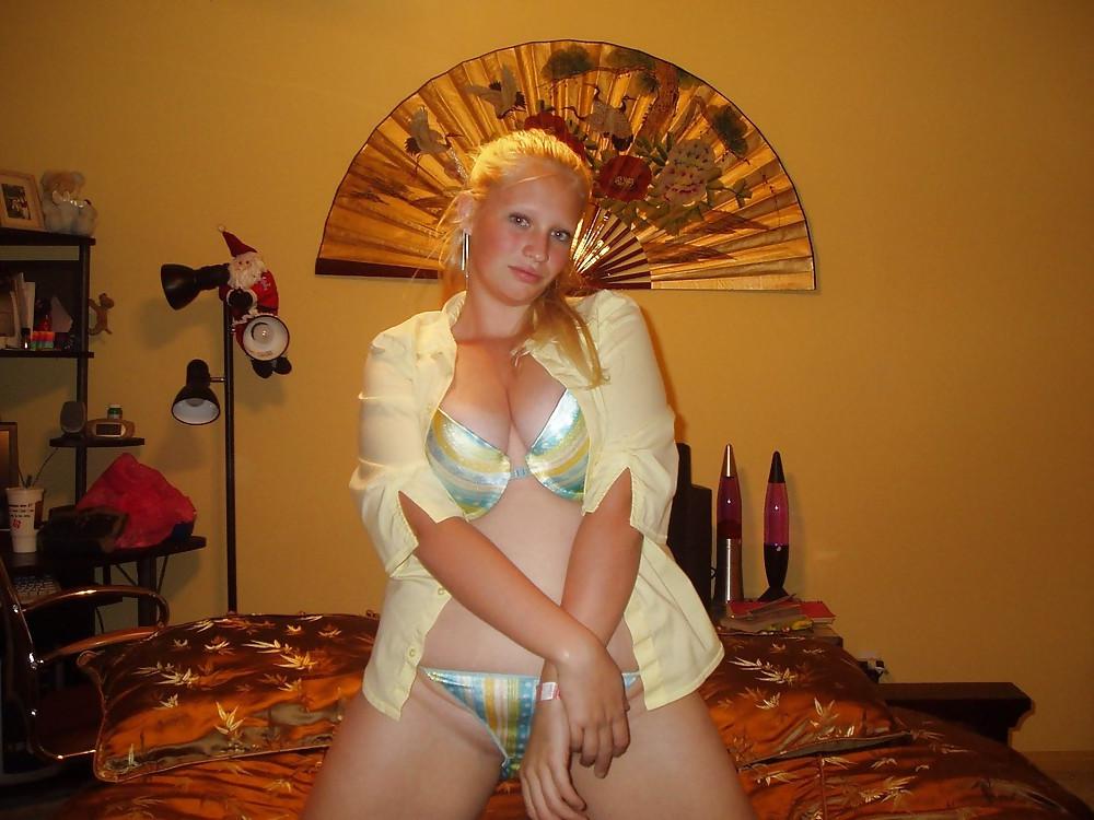 23P AMATEURE - CUTE CHUBBY GIRL POSING