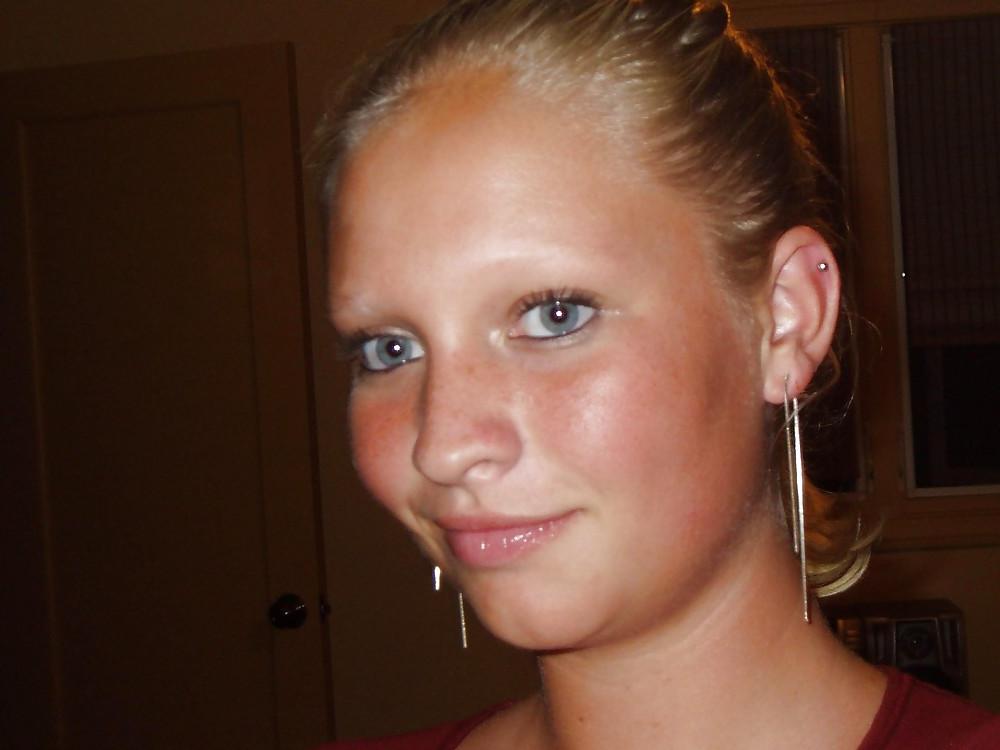 23P AMATEURE - CUTE CHUBBY GIRL POSING