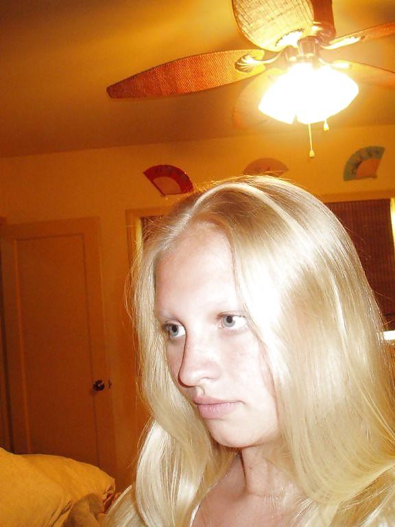 23P AMATEURE - CUTE CHUBBY GIRL POSING
