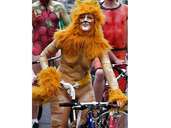 25P Nude Painted Ladies in Public Fetish Gallery 20