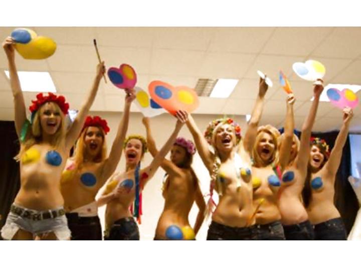 25P Nude Painted Ladies in Public Fetish Gallery 19