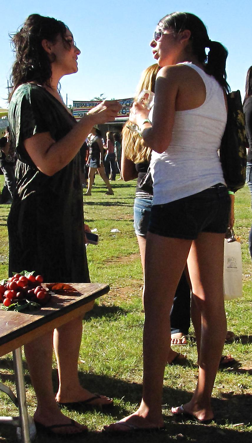 25P Candid Feet