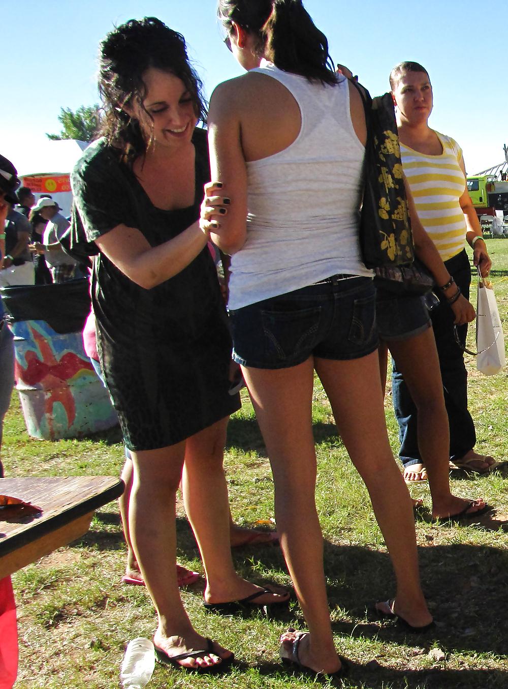 25P Candid Feet