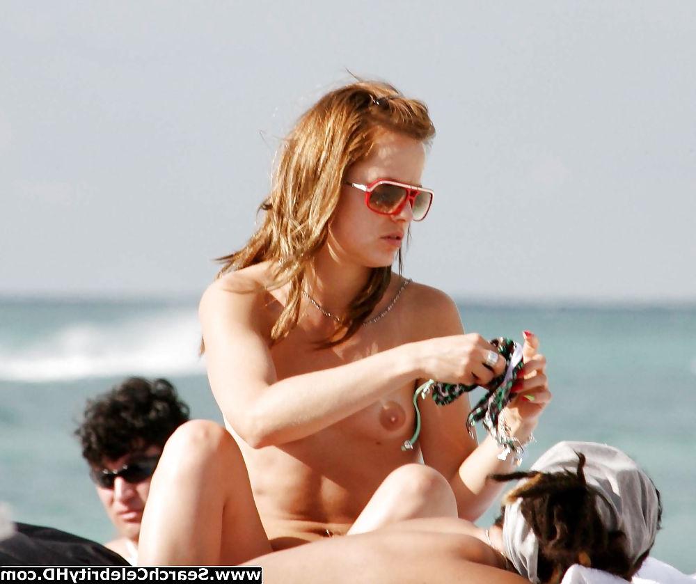 25P Mena Suvari - Topless candids on Miami beach
