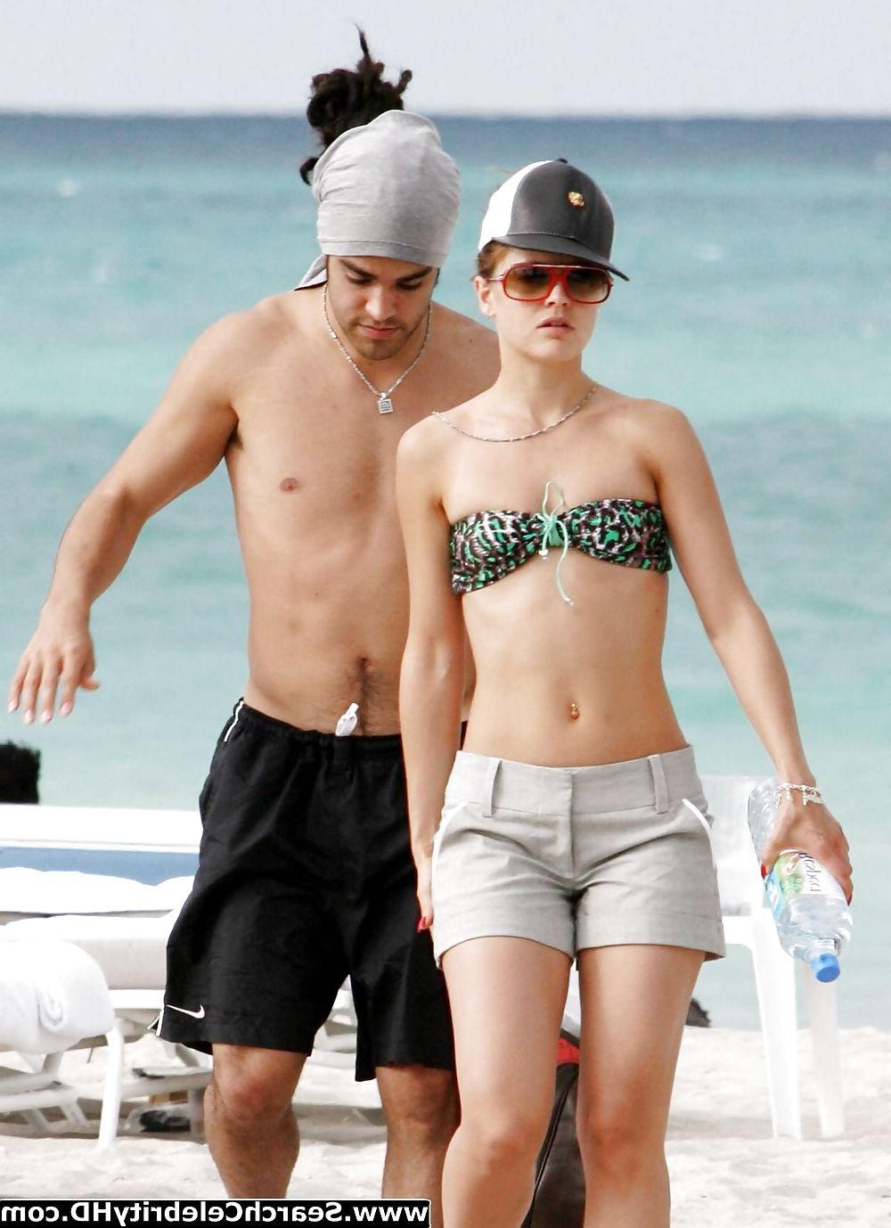 25P Mena Suvari - Topless candids on Miami beach