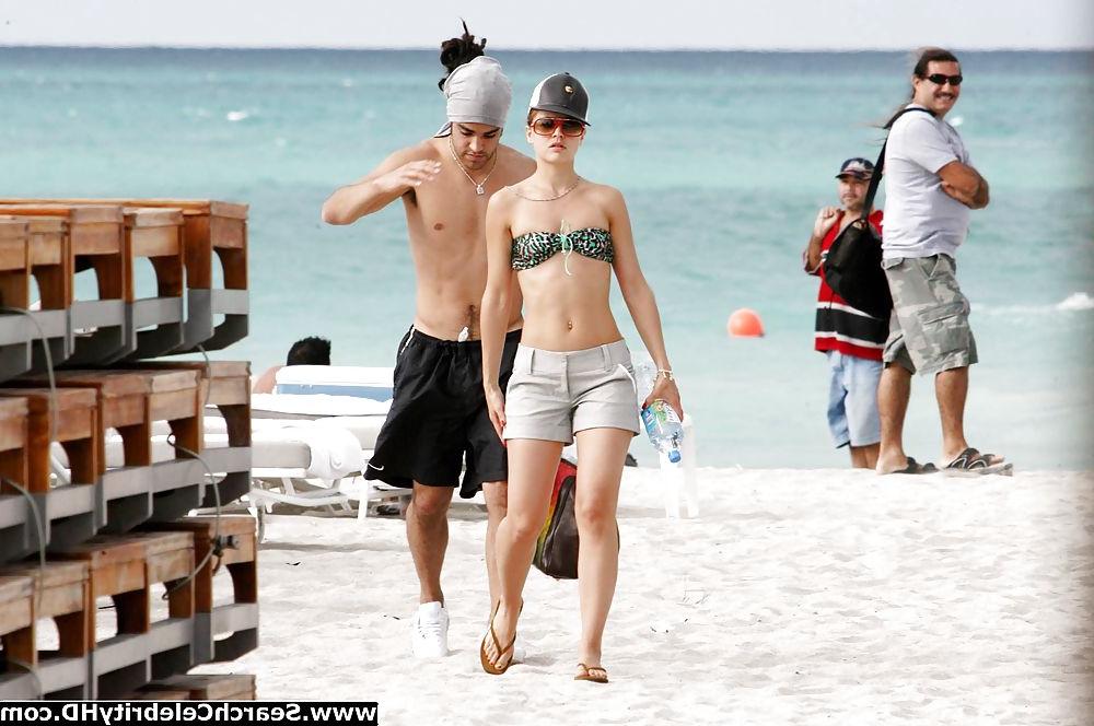 25P Mena Suvari - Topless candids on Miami beach