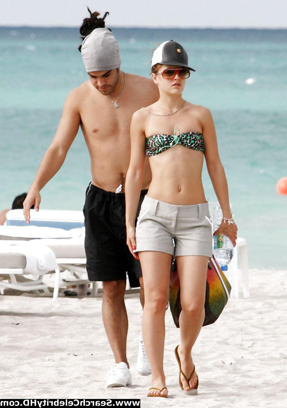 25P Mena Suvari - Topless candids on Miami beach