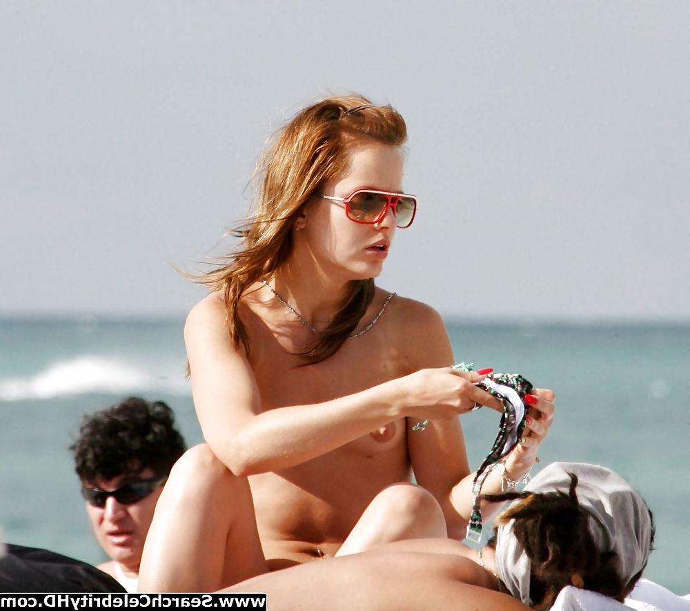 25P Mena Suvari - Topless candids on Miami beach
