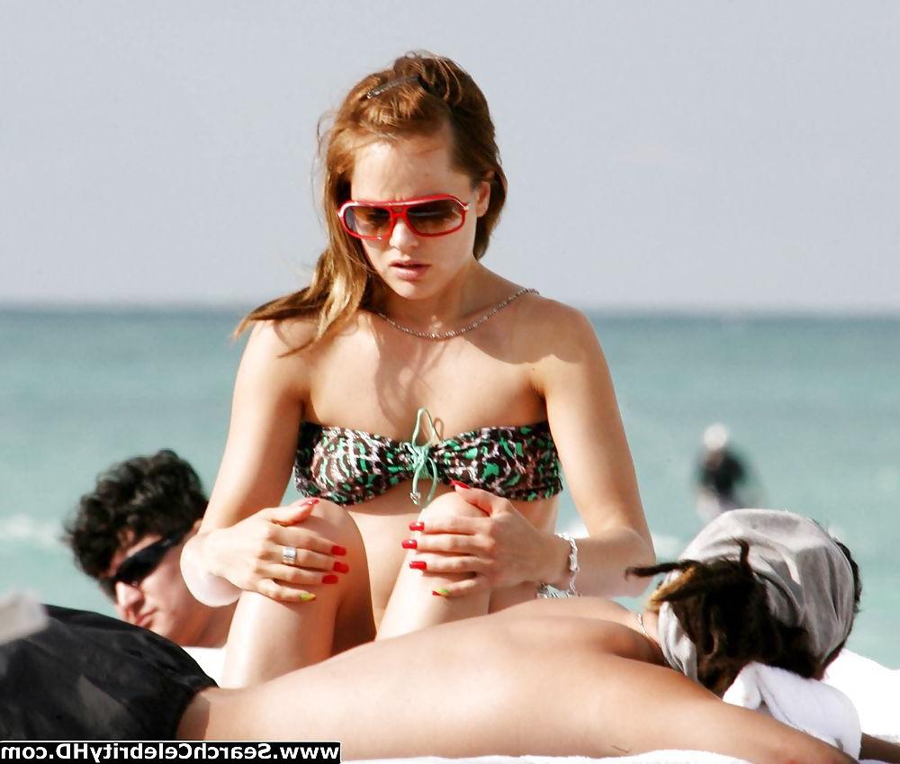 25P Mena Suvari - Topless candids on Miami beach