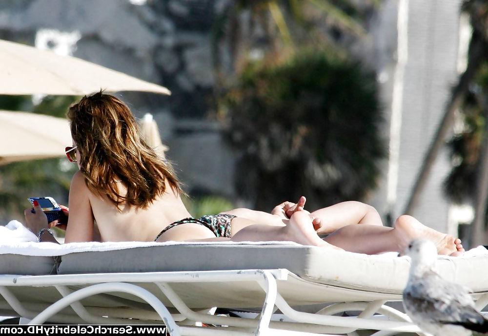 25P Mena Suvari - Topless candids on Miami beach