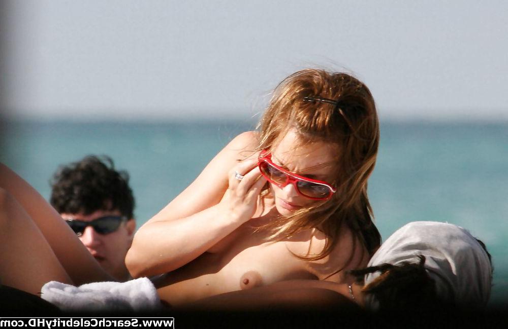 25P Mena Suvari - Topless candids on Miami beach