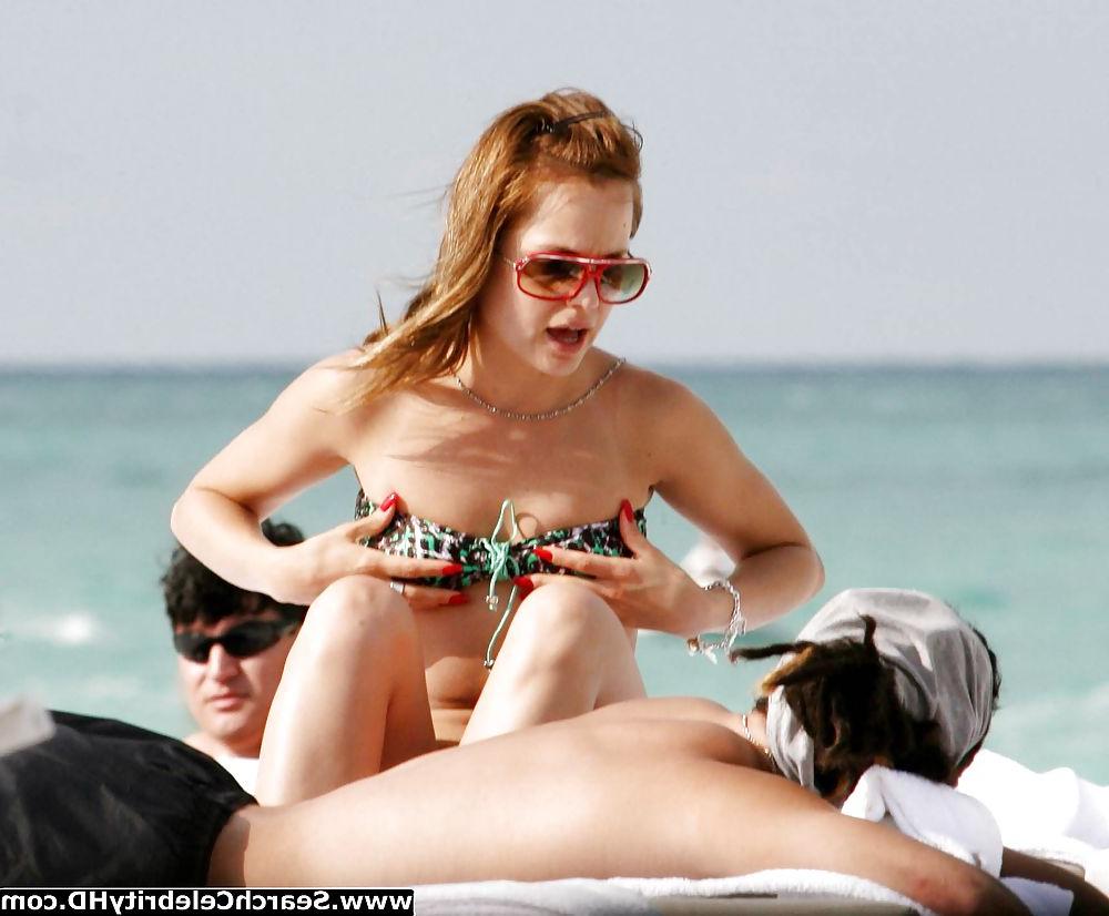 25P Mena Suvari - Topless candids on Miami beach