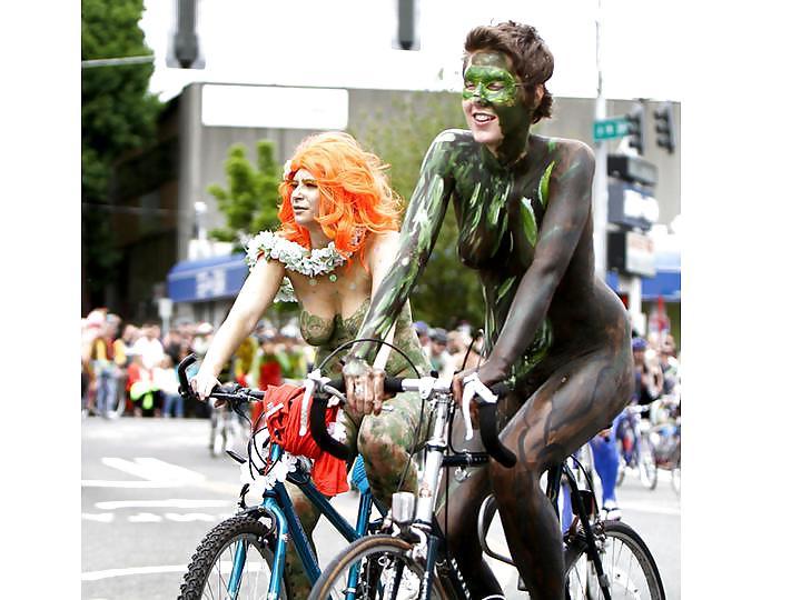 25P Nude Painted Ladies in Public Fetish Gallery 22