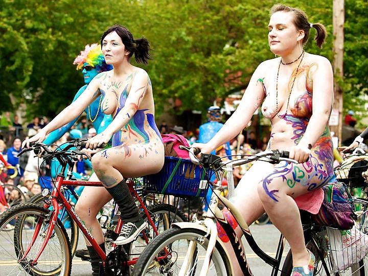 25P Nude Painted Ladies in Public Fetish Gallery 22