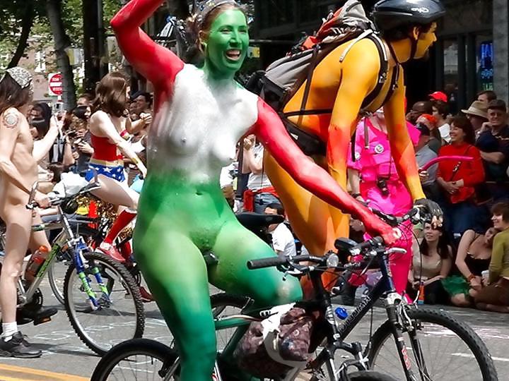 25P Nude Painted Ladies in Public Fetish Gallery 22