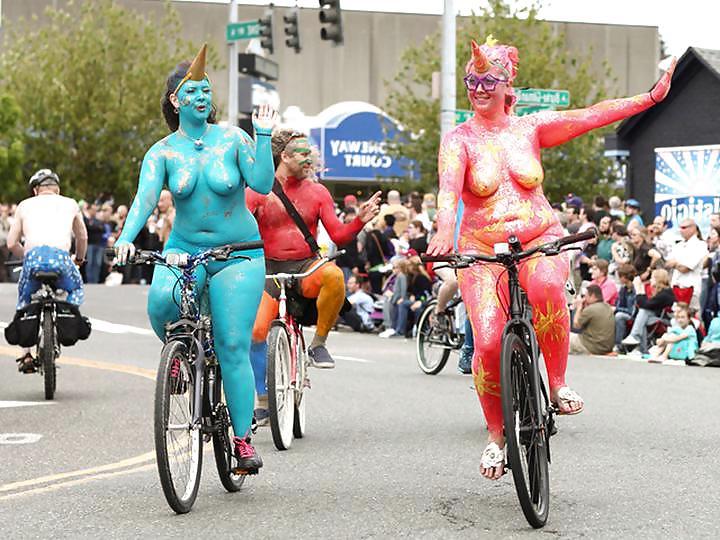 25P Nude Painted Ladies in Public Fetish Gallery 22
