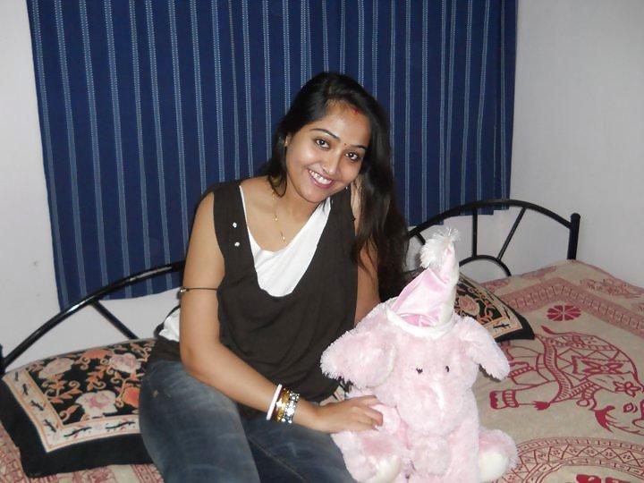 25P Cute Homely desi Indian Aunty: Exposed