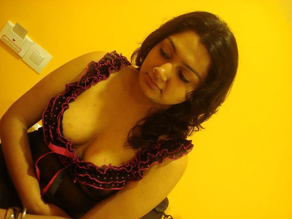 25P Cute Homely desi Indian Aunty: Exposed