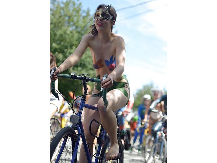 25P Nude Painted Ladies in Public Fetish Gallery 23