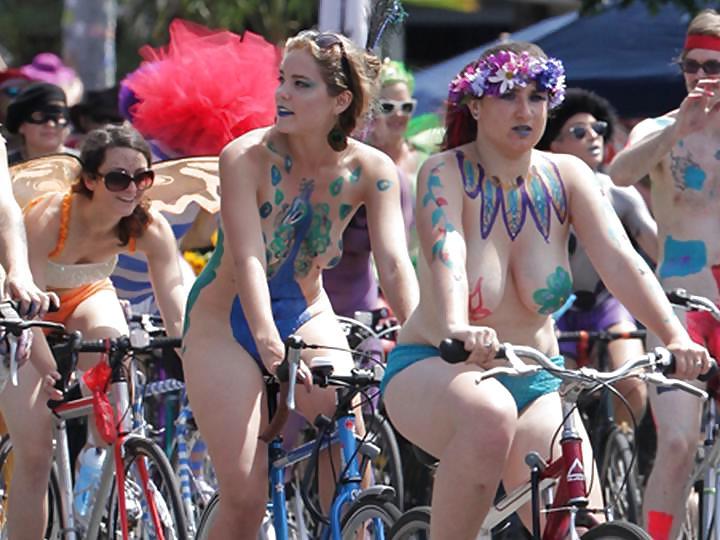 25P Nude Painted Ladies in Public Fetish Gallery 24