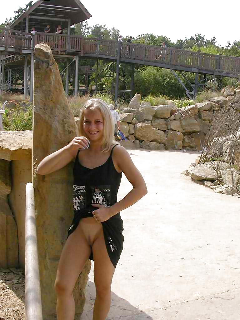 18P Just Flashing Pussy In Public !