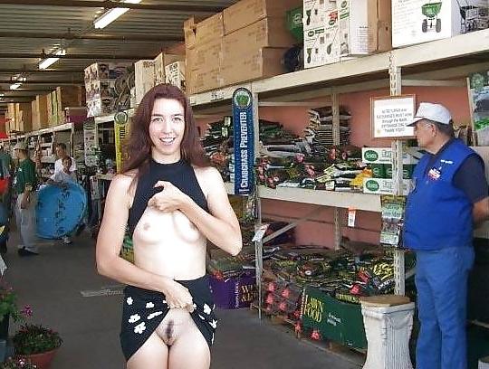 18P Just Flashing Pussy In Public !