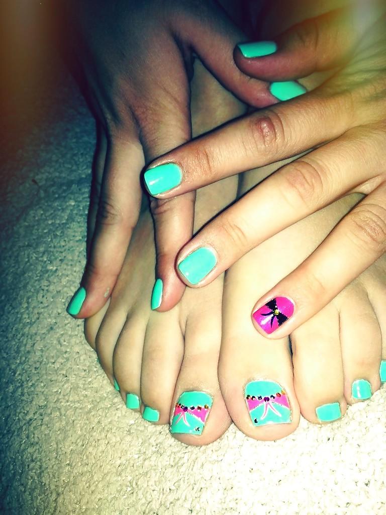 9P Kaley Cuoco Feet