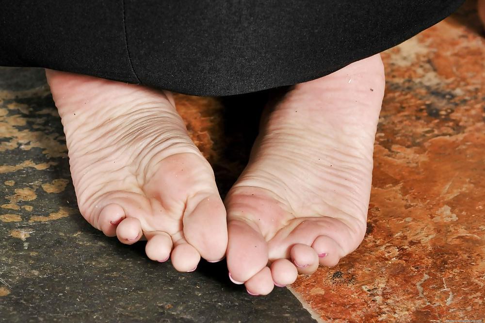 25P Attractive brunette Reena Sky offers her fuckable feet
