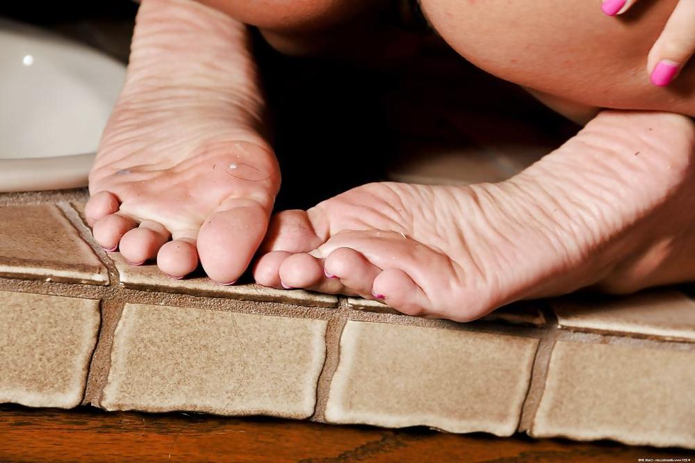 25P Attractive brunette Reena Sky offers her fuckable feet