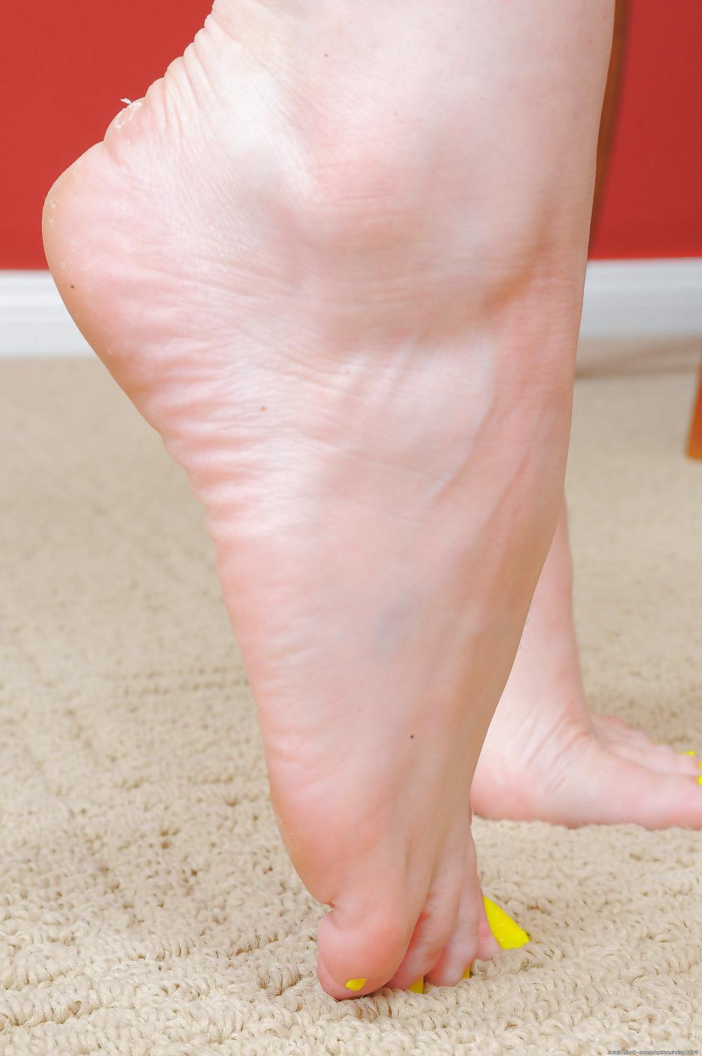 25P Kendal - sexy feet