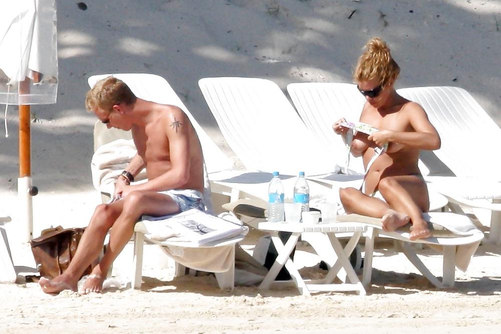7P Crappy photo of Rose topless(Dr.Who)