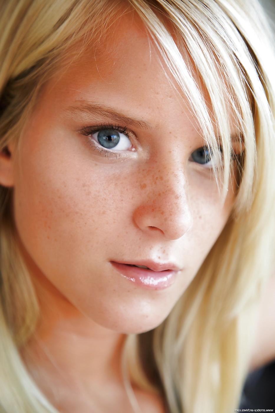 12P Cute Blonde Miela